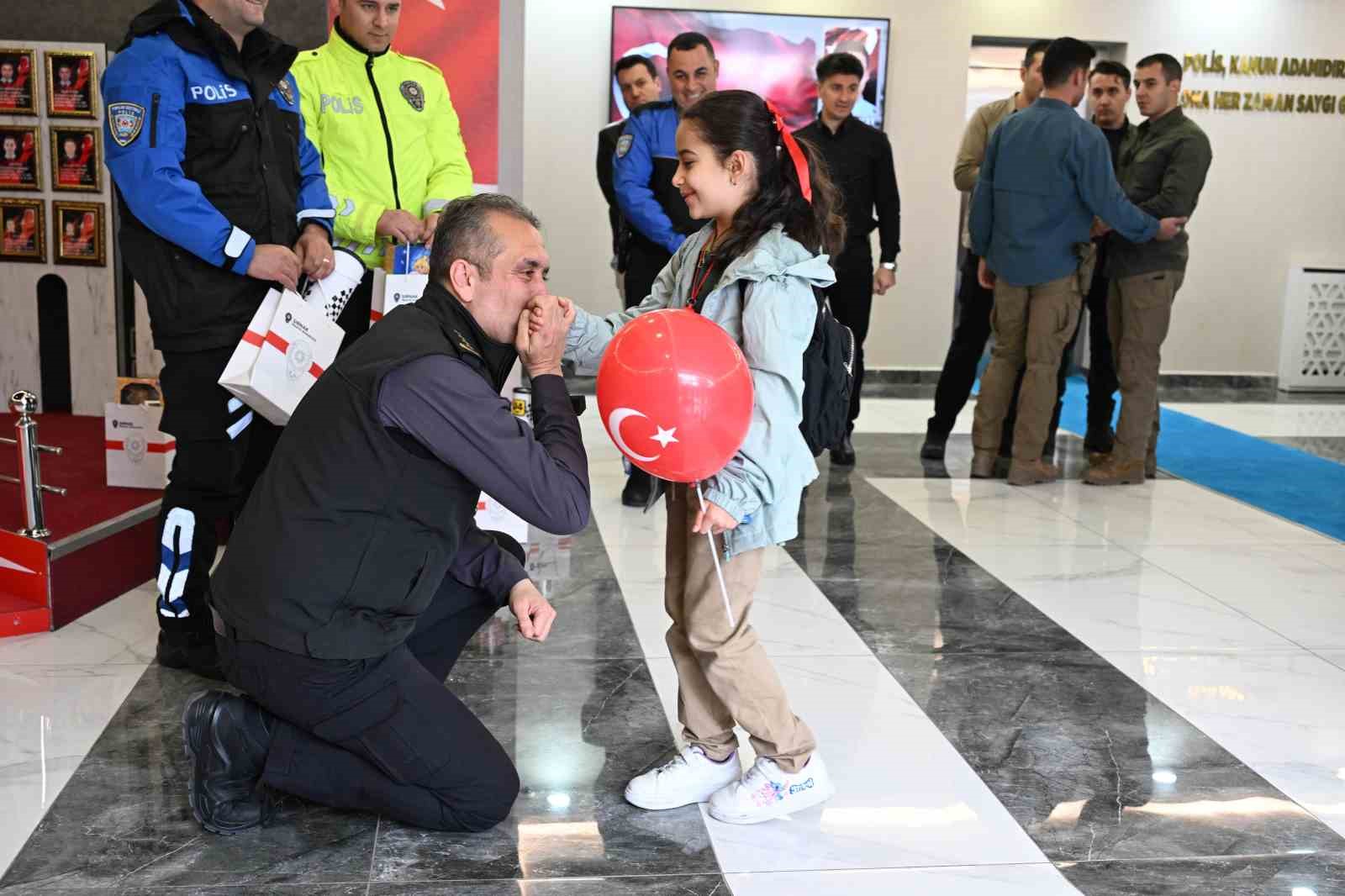 Minik öğrencilerden Emniyet Müdürlüğüne Polis Haftası ziyareti
