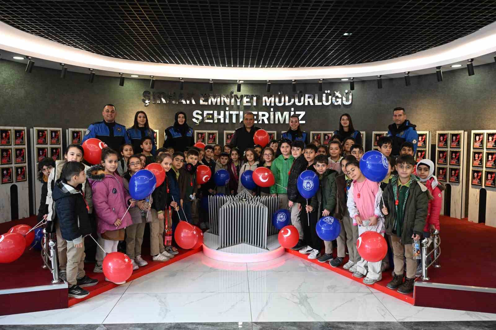 Minik öğrencilerden Emniyet Müdürlüğüne Polis Haftası ziyareti
