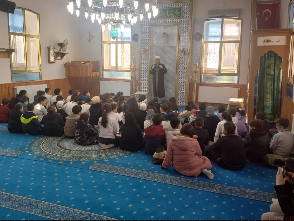 Minik öğrencilerden Hacı Seyit Camii’ne ziyaret
