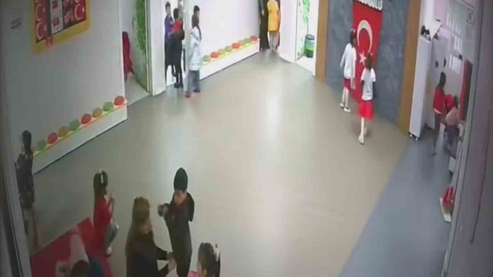 Minik öğrencilerin bayrak hassasiyeti duygulandırdı
