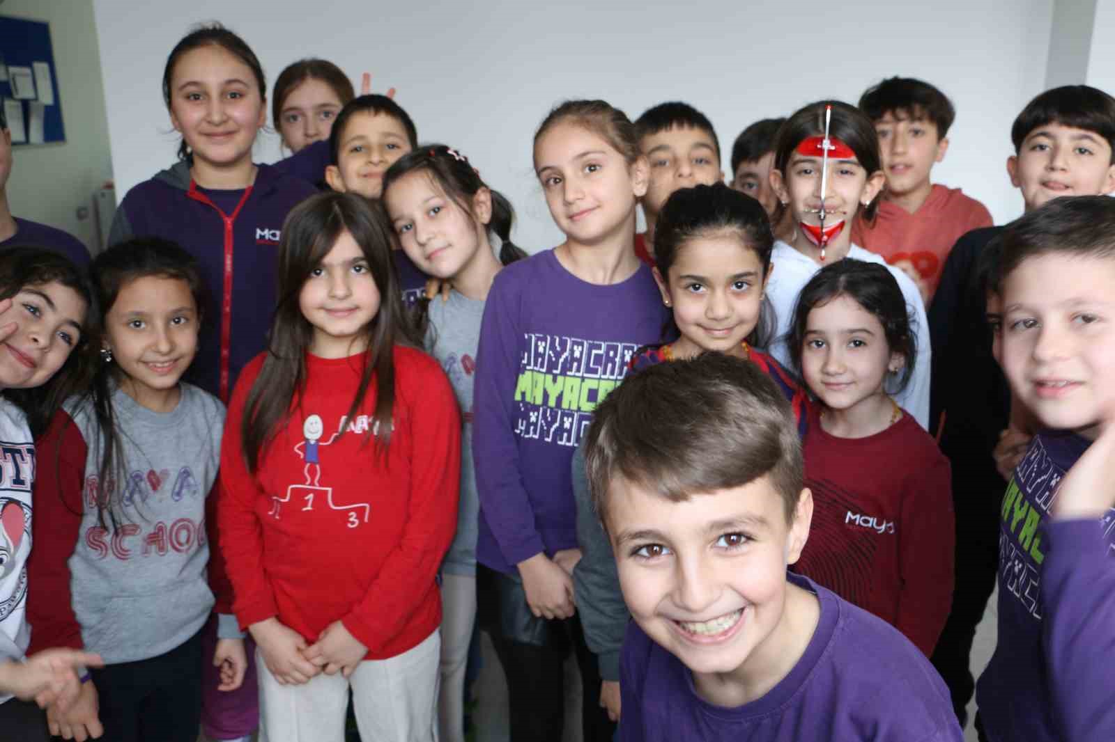 Minik öğrencilerin ’demokrasi’ heyecanı
