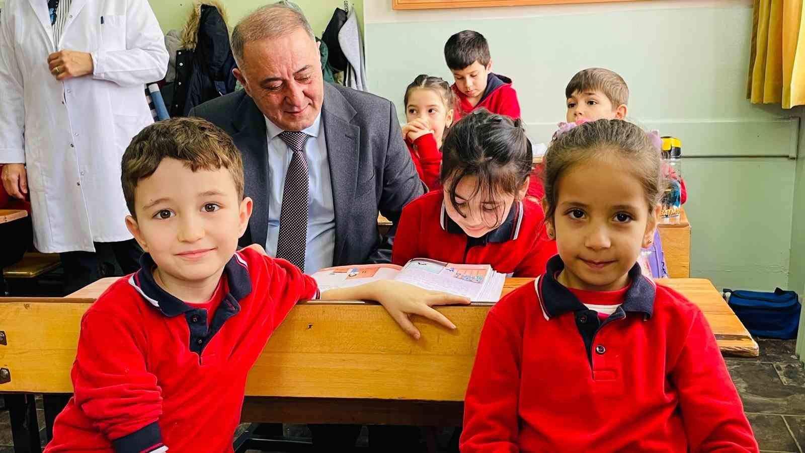 Minik öğrencinin mektubu kaymakam Cantürk’ü sınıfa getirdi
