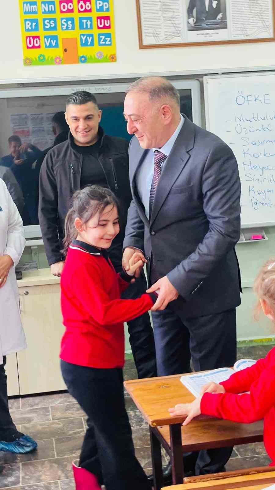 Minik öğrencinin mektubu kaymakam Cantürk’ü sınıfa getirdi
