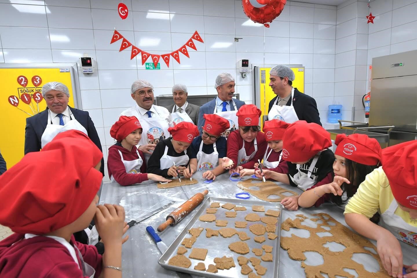 Minik şeflerden 23 Nisan’a özel kurabiye
