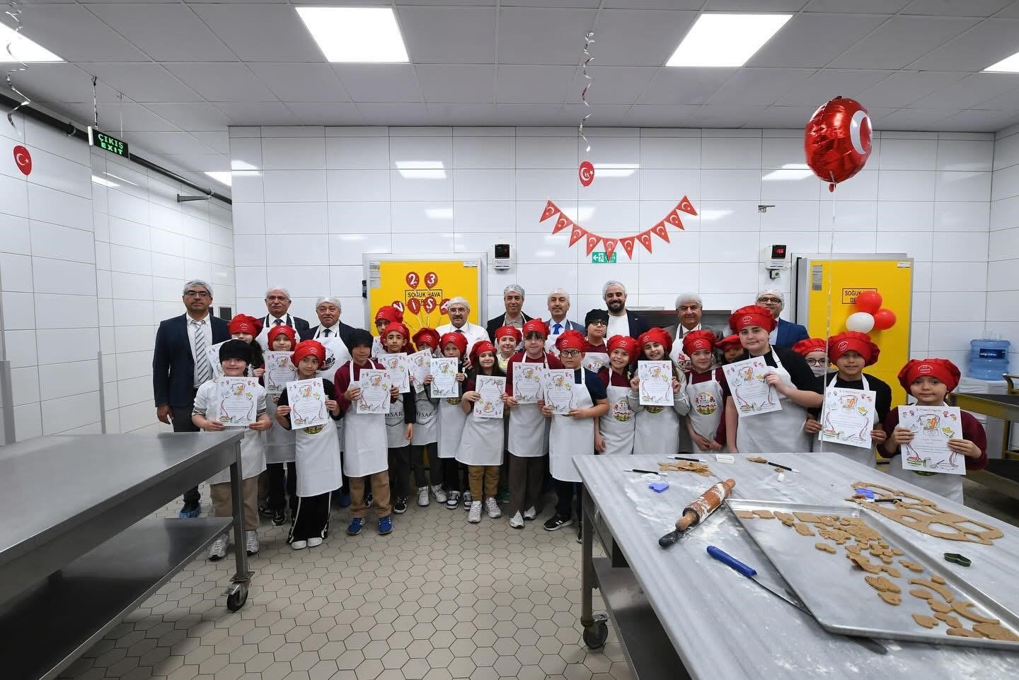 Minik şeflerden 23 Nisan’a özel kurabiye
