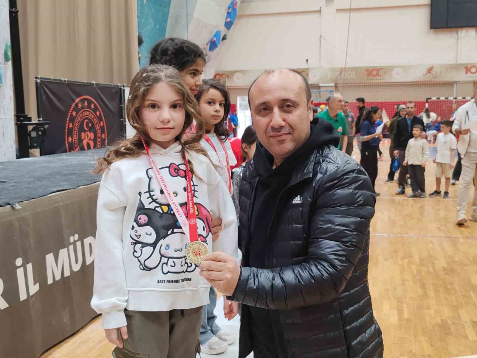 Minik sporcular şampiyonluk için tırmandı
