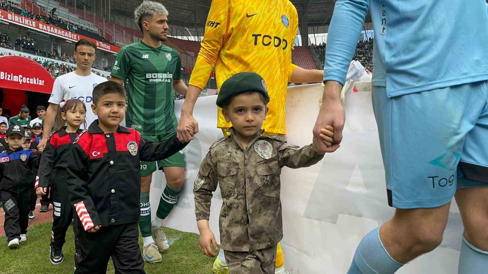 Minik taraftarlar Polis Haftası kapsamında üniforma ile sahaya çıktı
