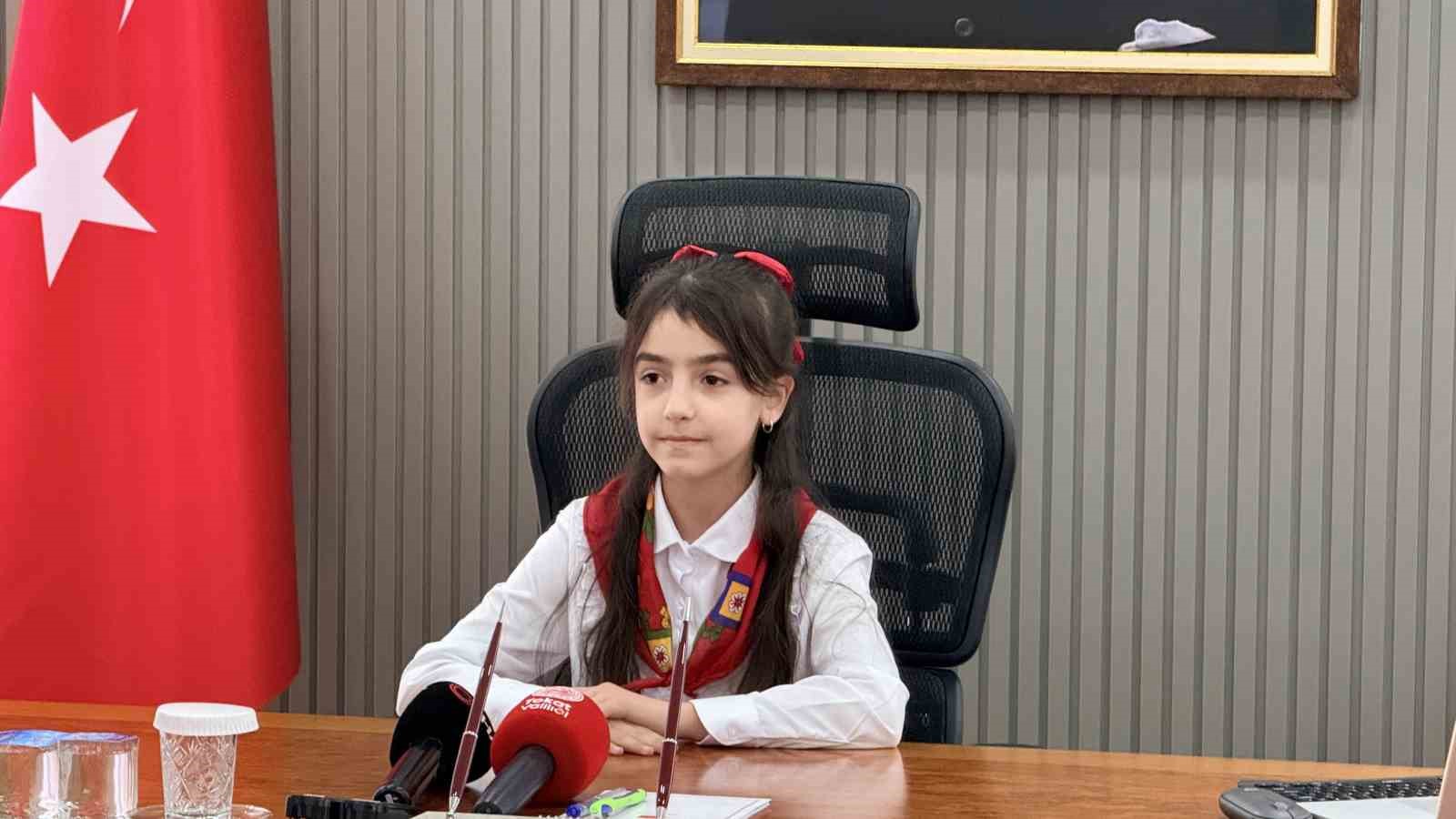 Minik vali okullarda güvenlik tedbirlerinin artırılması talimatı verdi
