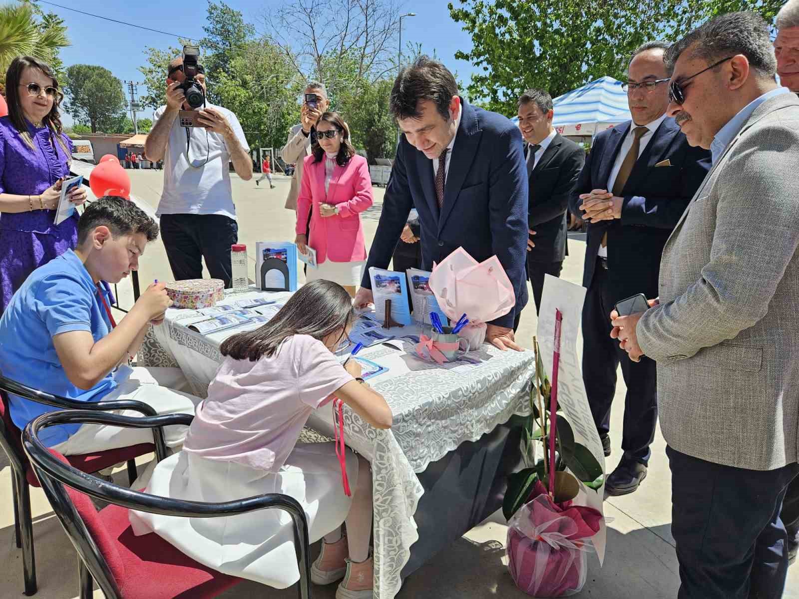 Minik yazarlar kitaplarını imzaladı
