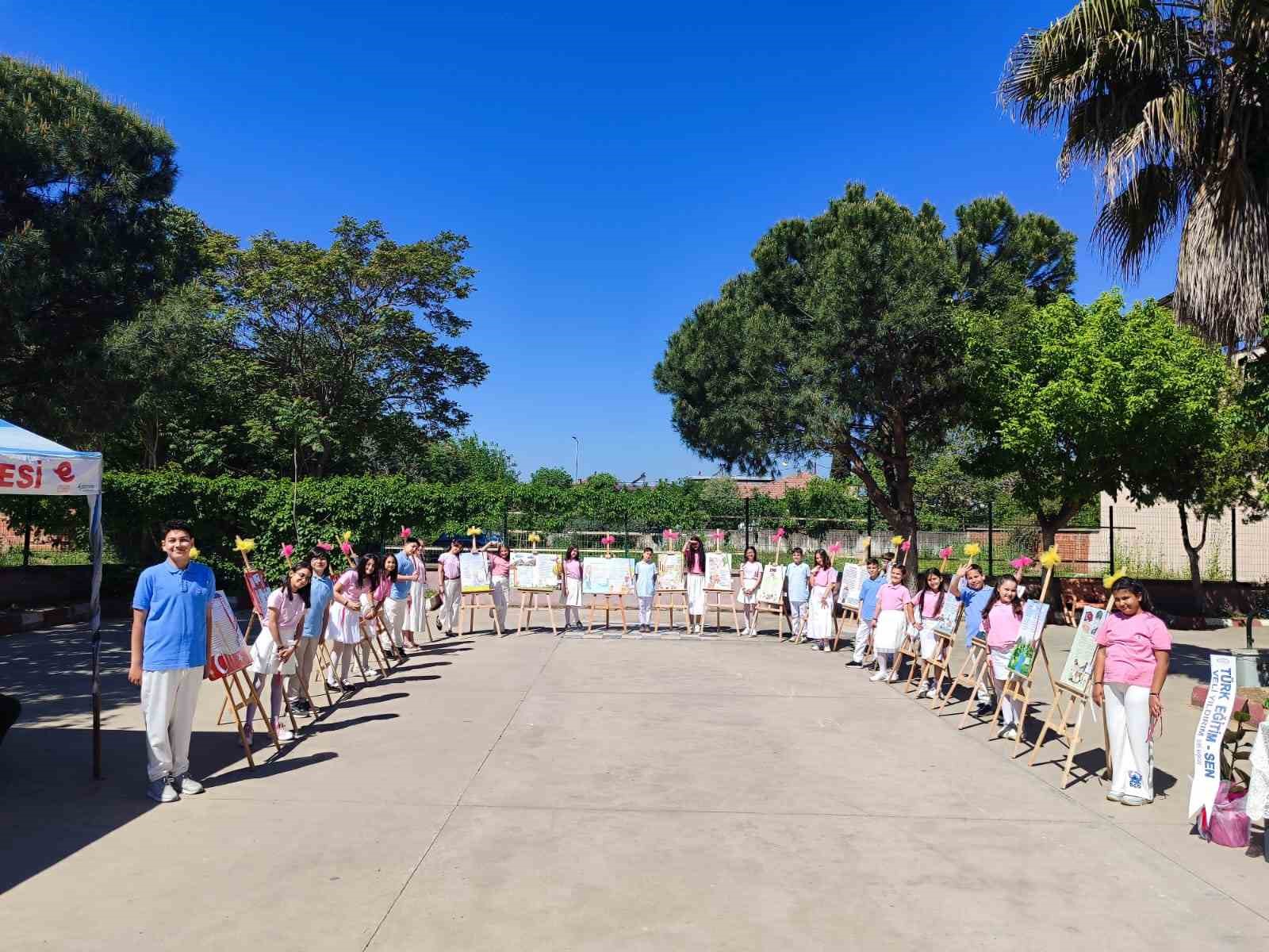 Minik yazarlar kitaplarını imzaladı
