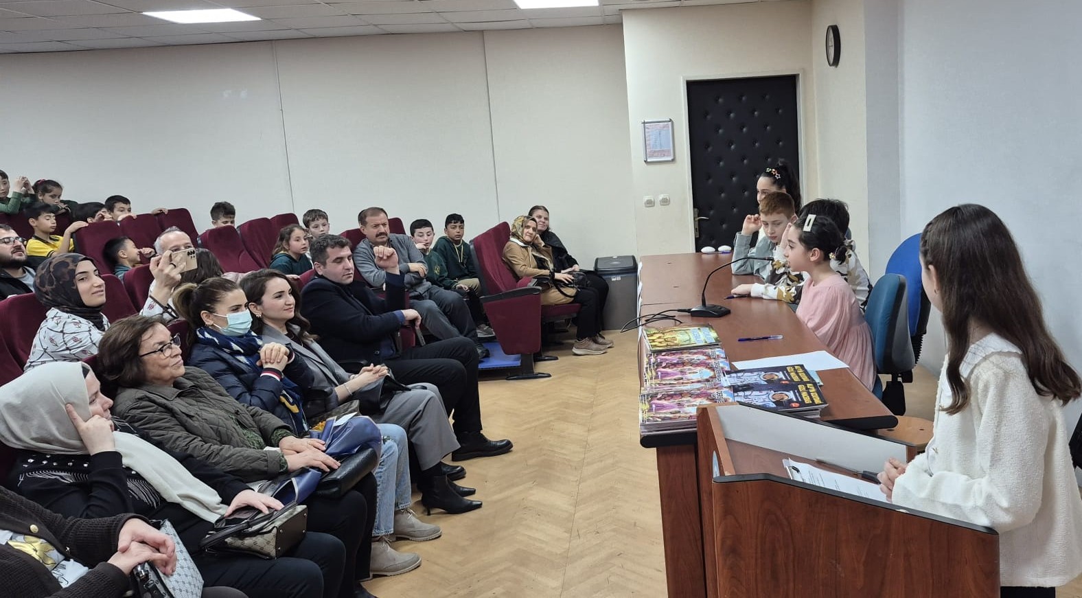 Minik yazarlardan büyük davranış: Kitaplarını sattılar, köy okuluna umut oldular
