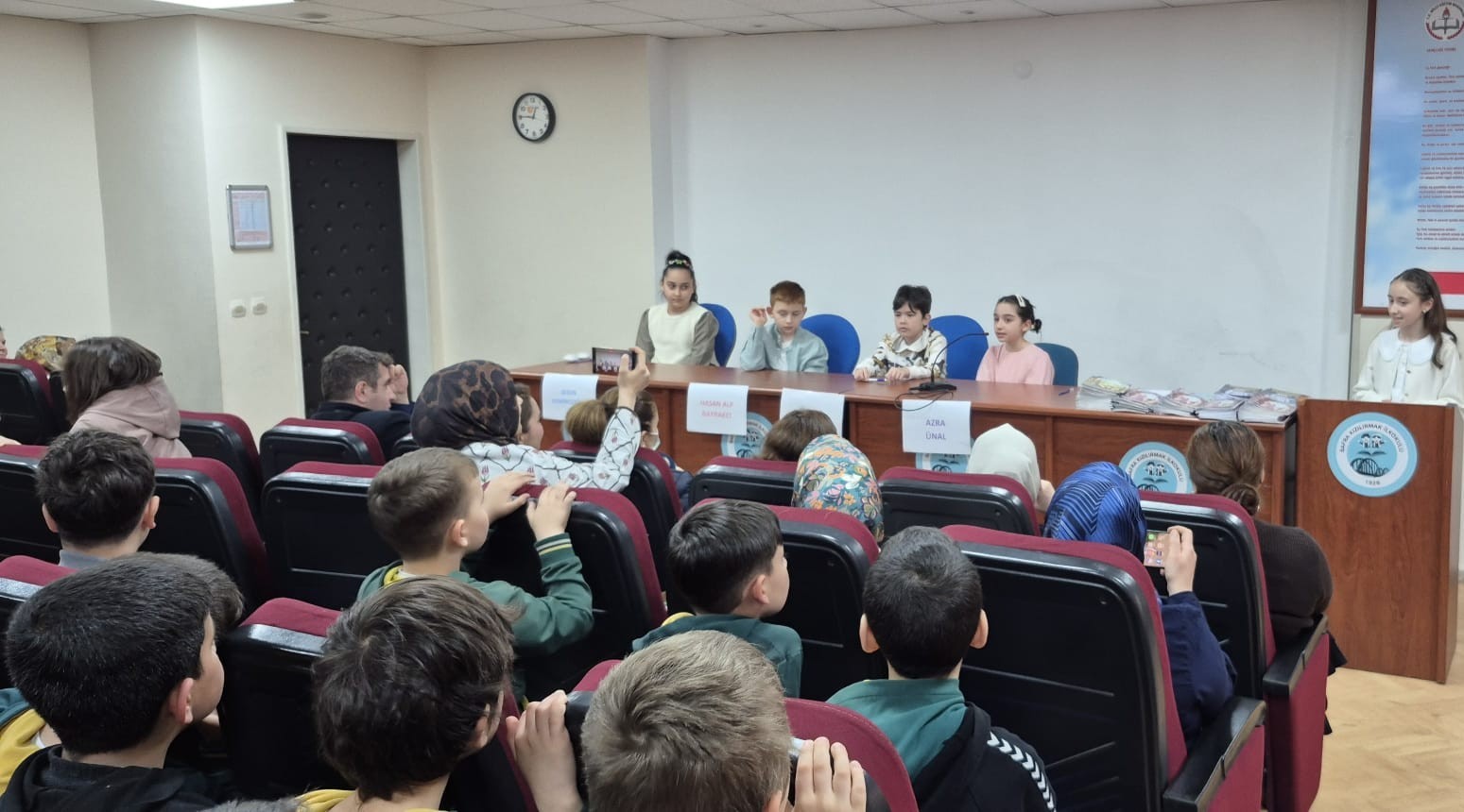 Minik yazarlardan büyük davranış: Kitaplarını sattılar, köy okuluna umut oldular
