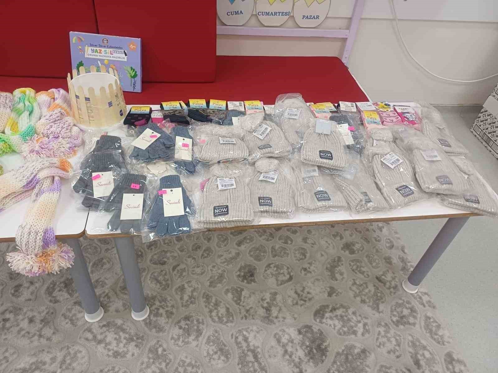 Minik yüreklerden depremzede çocuklara "Gönül Atkısı"
