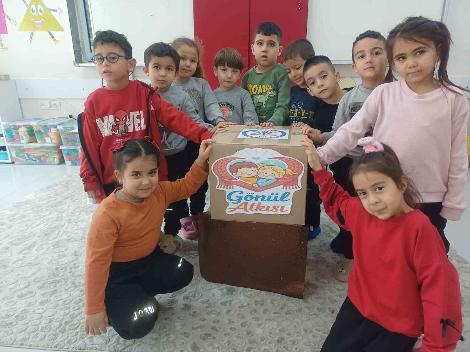 Minik yüreklerden depremzede çocuklara "Gönül Atkısı"
