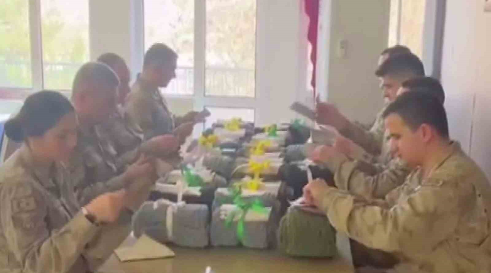 Minik yüreklerden Mehmetçiğe sıcak dokunuş
