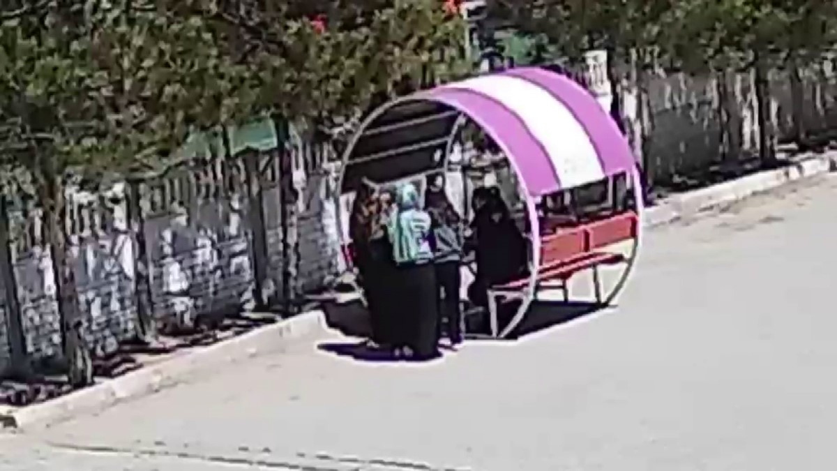 Minik yüreklerin polise yaptığı jest kalpleri ısıttı
