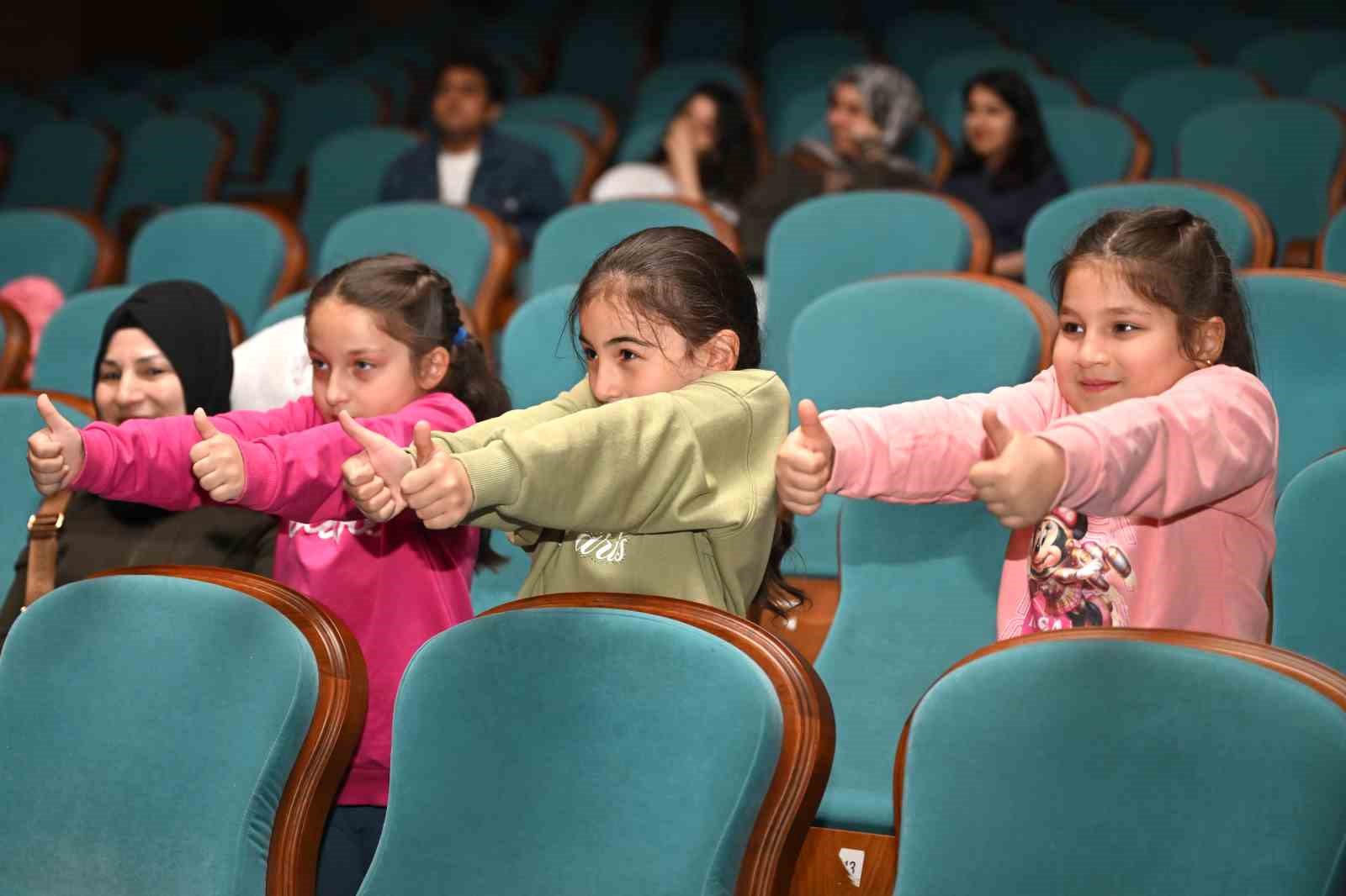 Minikler İstanbul’u sahnedeki rüyada keşfetti
