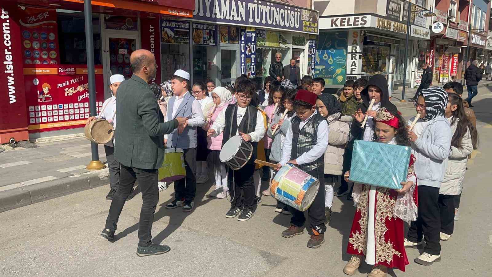 Minikler söyledikleri ilahilerle Yerköy’ü mest etti
