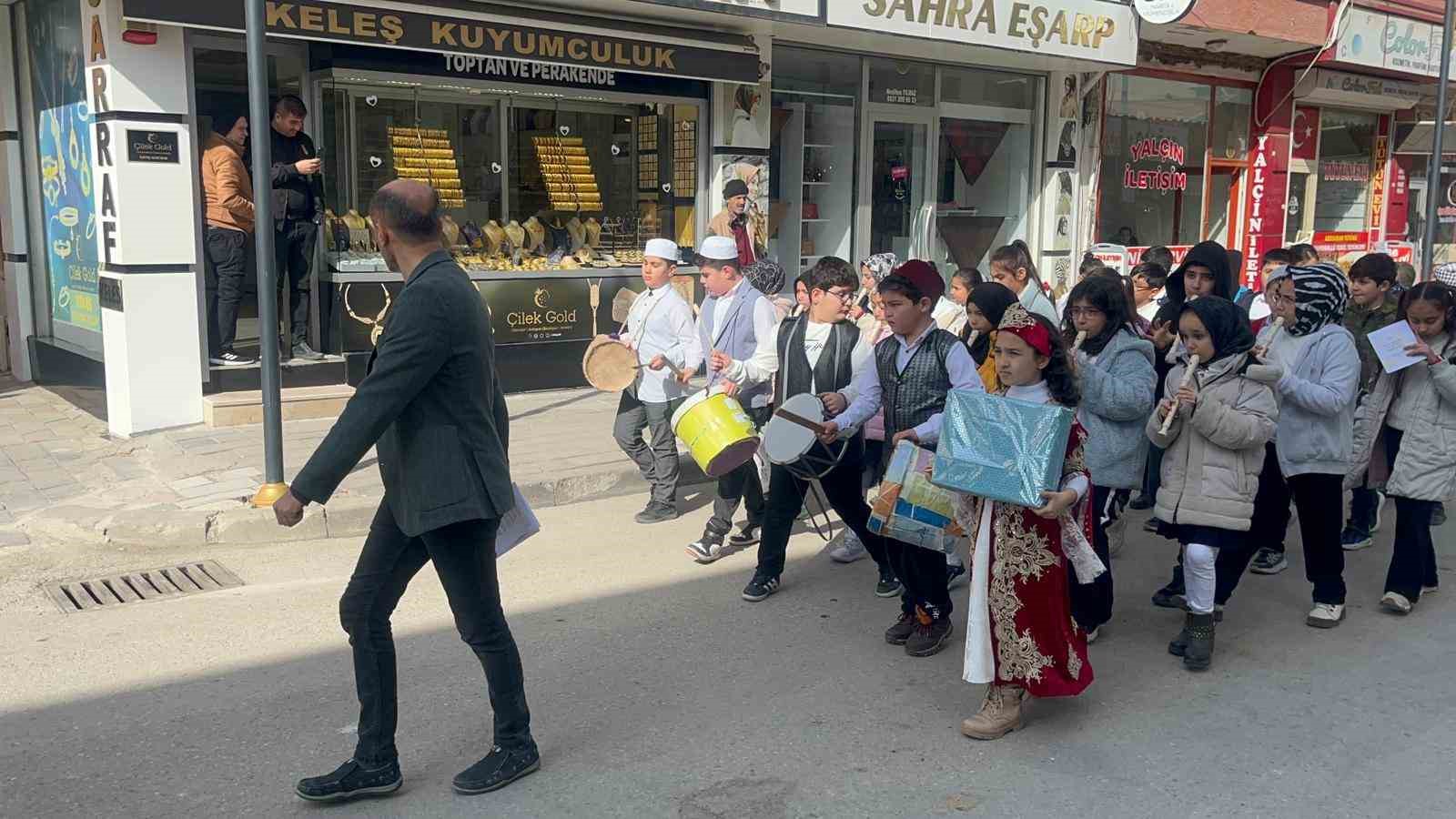 Minikler söyledikleri ilahilerle Yerköy’ü mest etti
