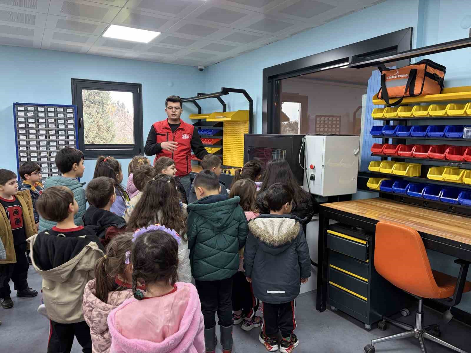 Minikler ’Tesla Bobini’ ile bilimin izini sürdü
