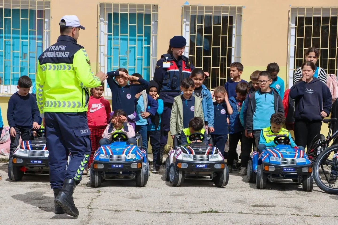 Minikler trafik güvenliğini jandarmadan öğrendi
