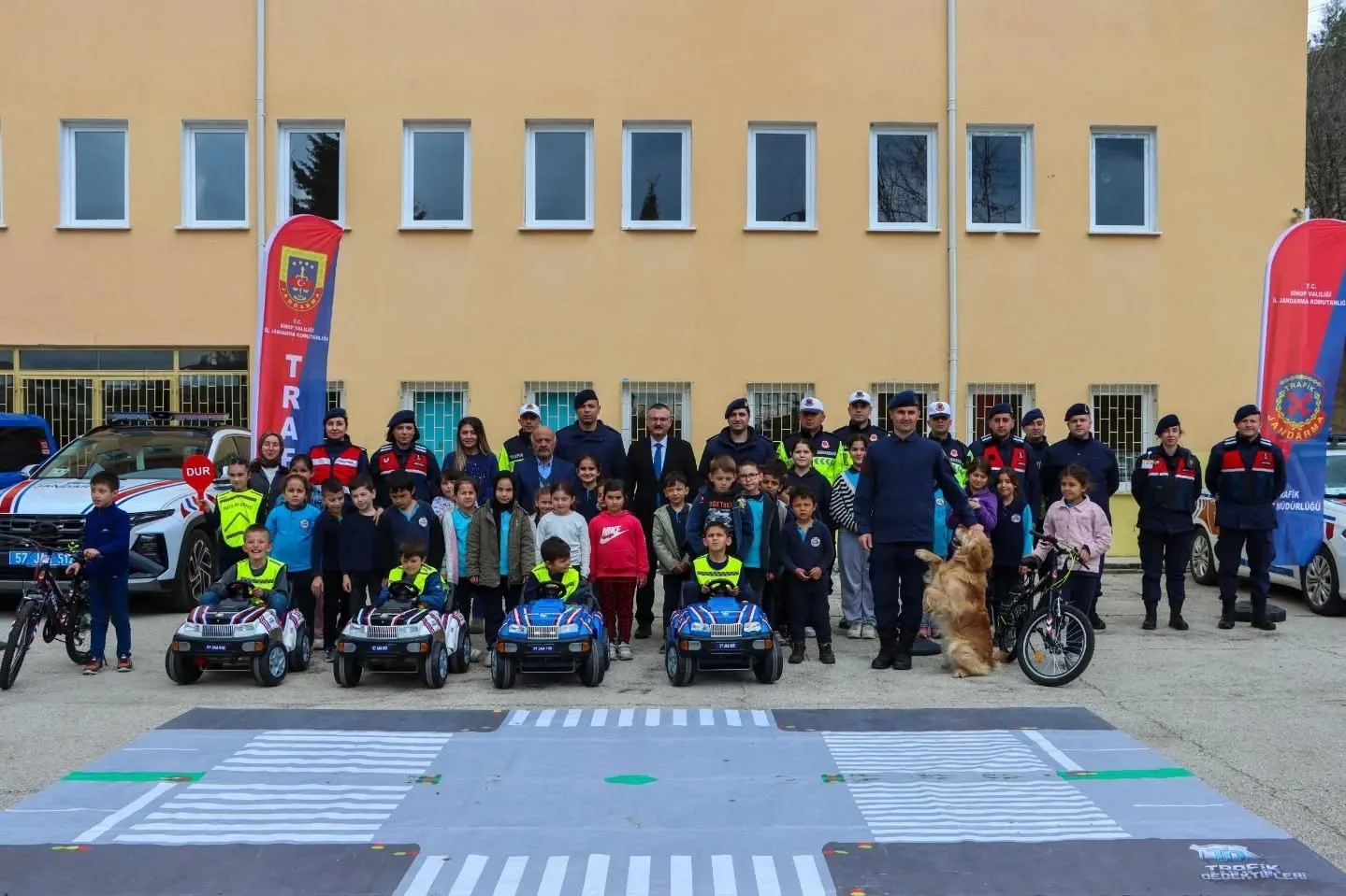 Minikler trafik güvenliğini jandarmadan öğrendi
