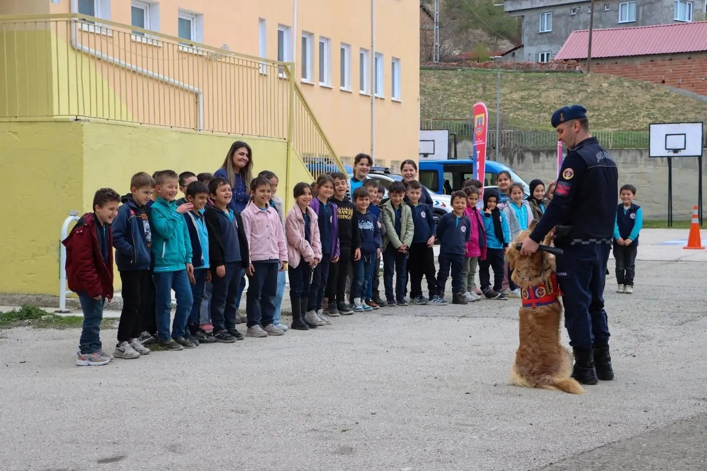 Minikler trafik güvenliğini jandarmadan öğrendi
