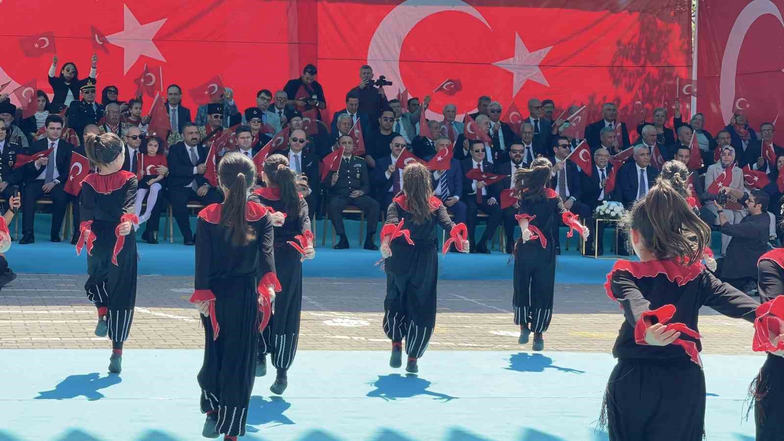 Miniklerden büyük mesaj: "Savaşlar Dursun, Dünya Çocuklara Kalsın"
