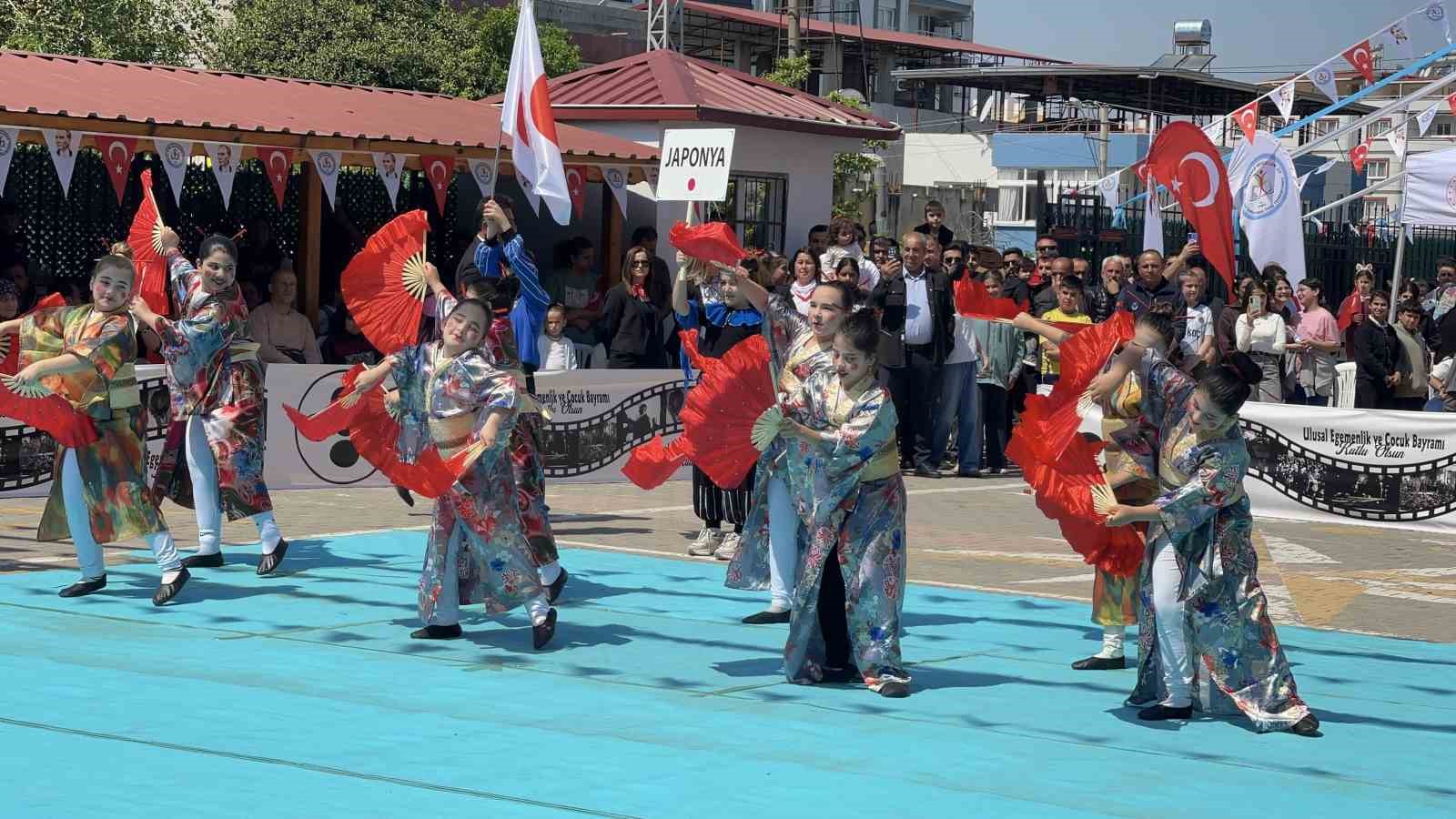 Miniklerden büyük mesaj: "Savaşlar Dursun, Dünya Çocuklara Kalsın"
