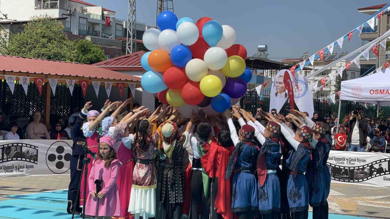 Miniklerden büyük mesaj: "Savaşlar Dursun, Dünya Çocuklara Kalsın"
