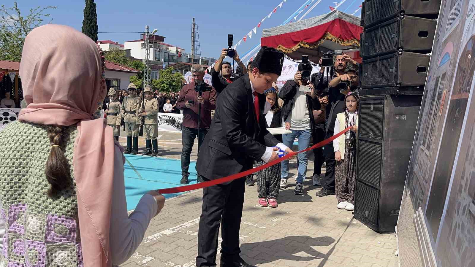 Miniklerden büyük mesaj: "Savaşlar Dursun, Dünya Çocuklara Kalsın"
