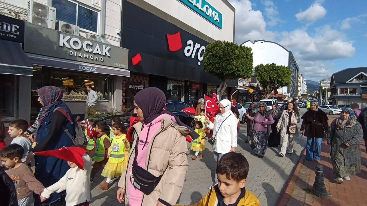 Miniklerden Ramazan davullarıyla renkli görüntüler oluşturdu
