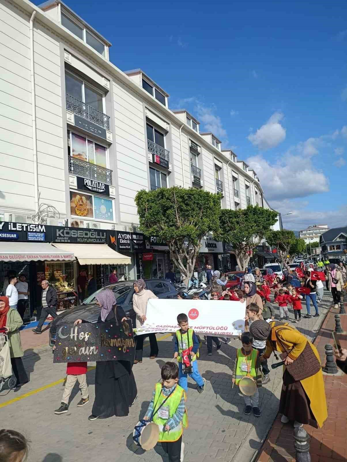 Miniklerden Ramazan davullarıyla renkli görüntüler oluşturdu
