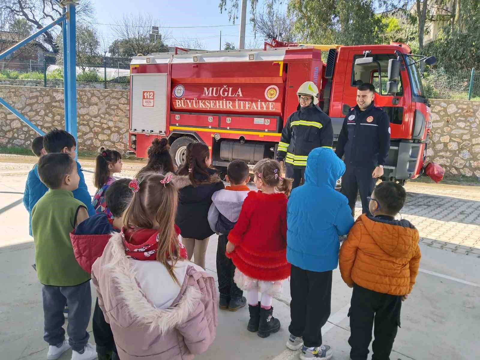 Miniklere yangın güvenliği eğitimi
