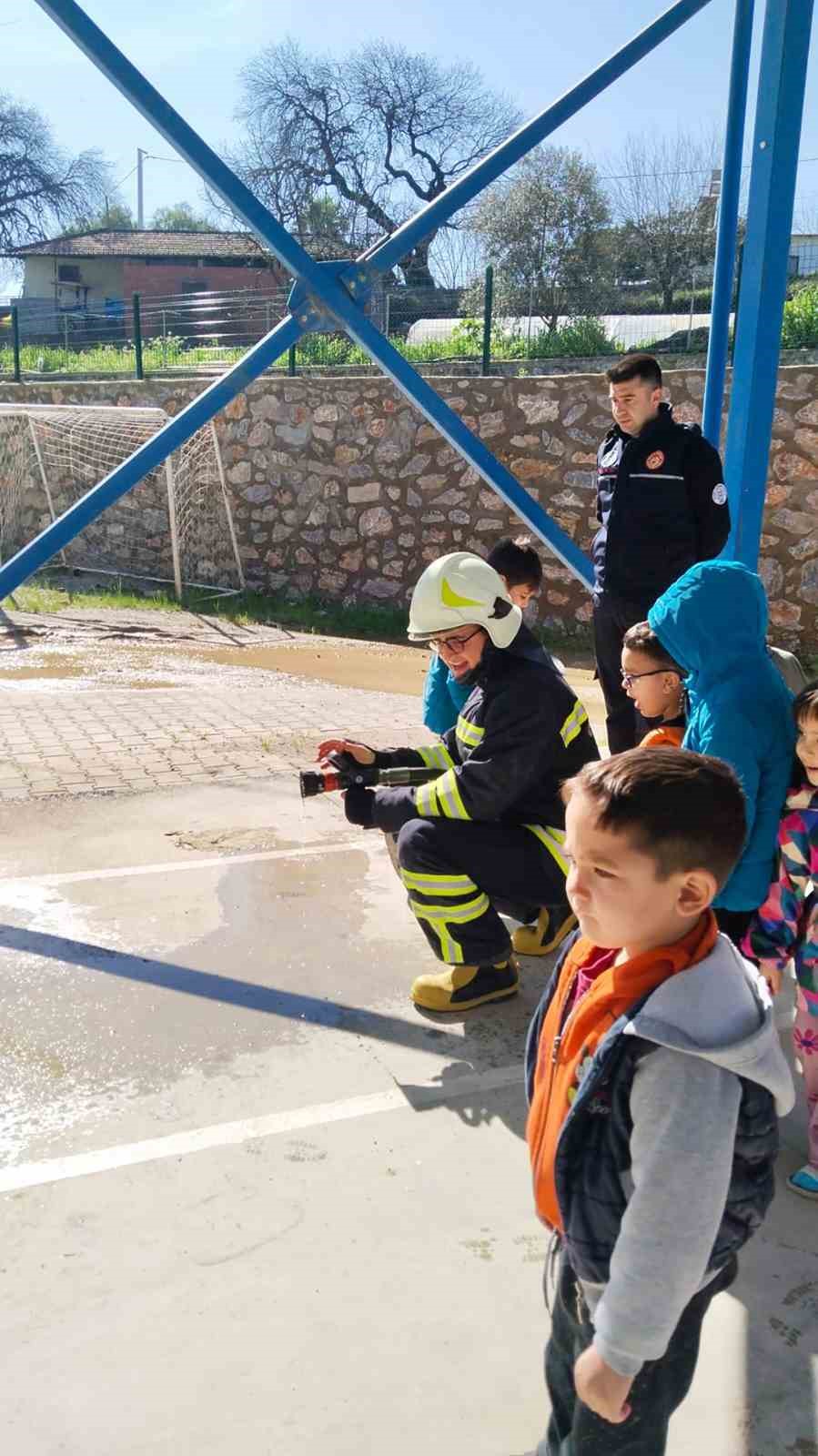 Miniklere yangın güvenliği eğitimi
