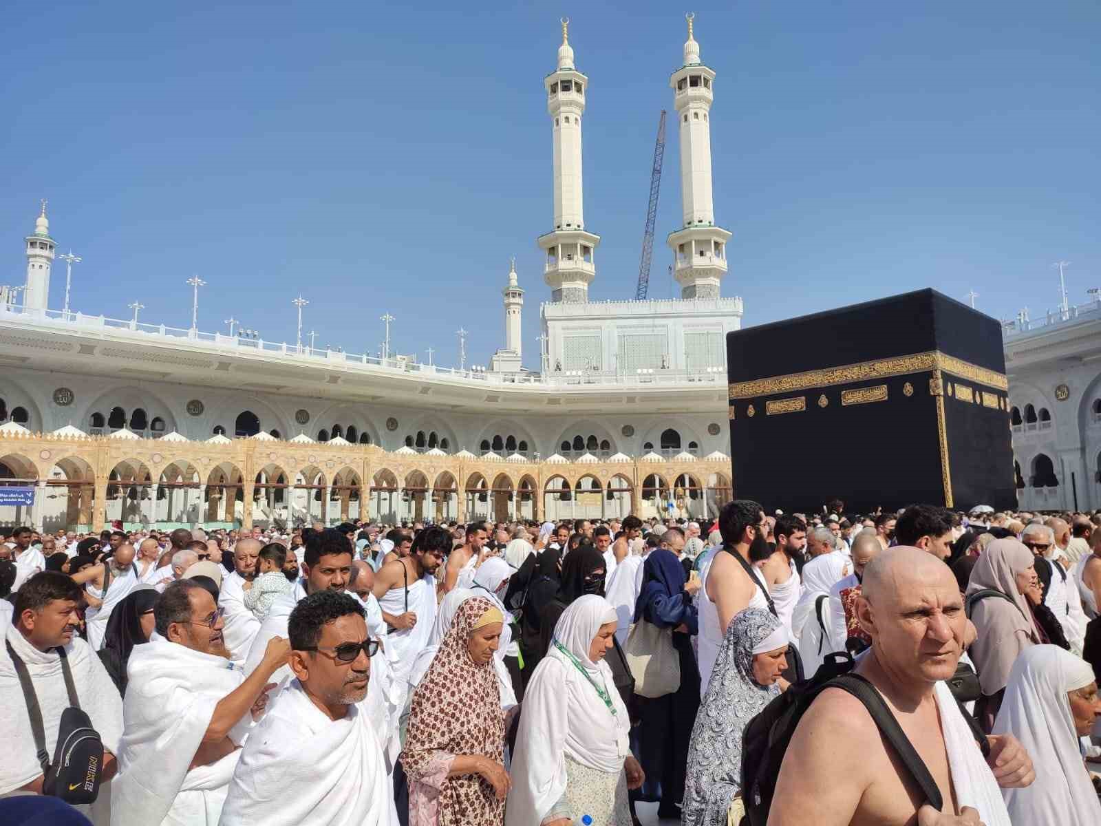 Miraç Kandilinde Kâbe’de mahşerî kalabalık
