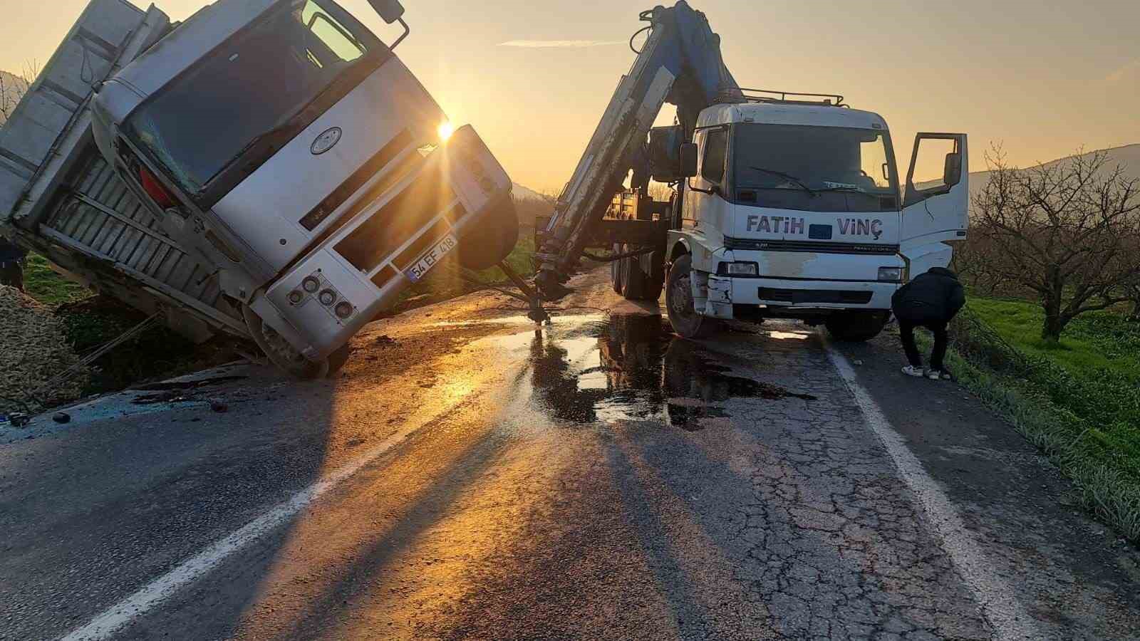 Mısır koçanı yüklü çekici devrildi: 1 yaralı
