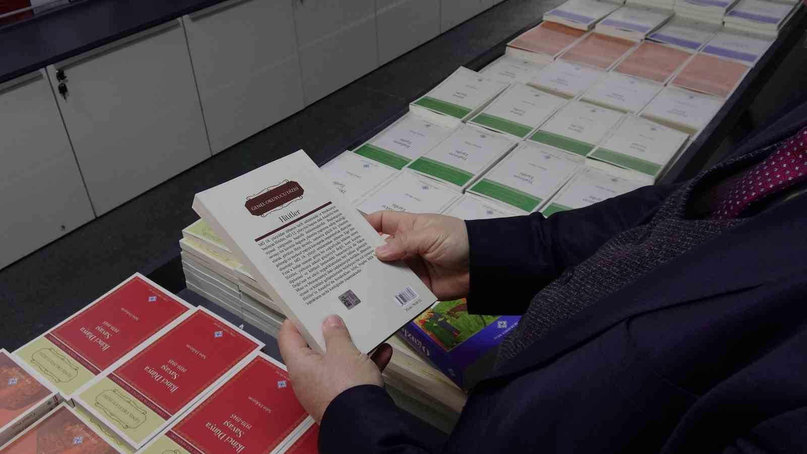 Mobil kitap mağazasına vatandaşlardan yoğun ilgi
