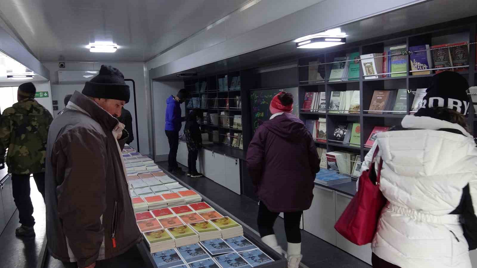 Mobil kitap mağazasına vatandaşlardan yoğun ilgi
