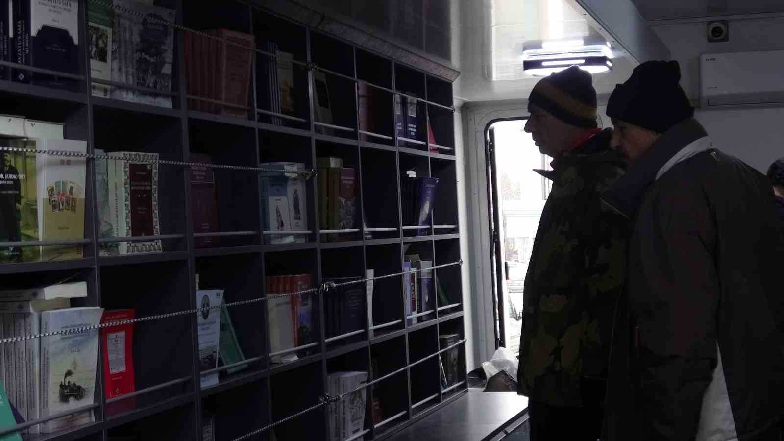 Mobil kitap mağazasına vatandaşlardan yoğun ilgi
