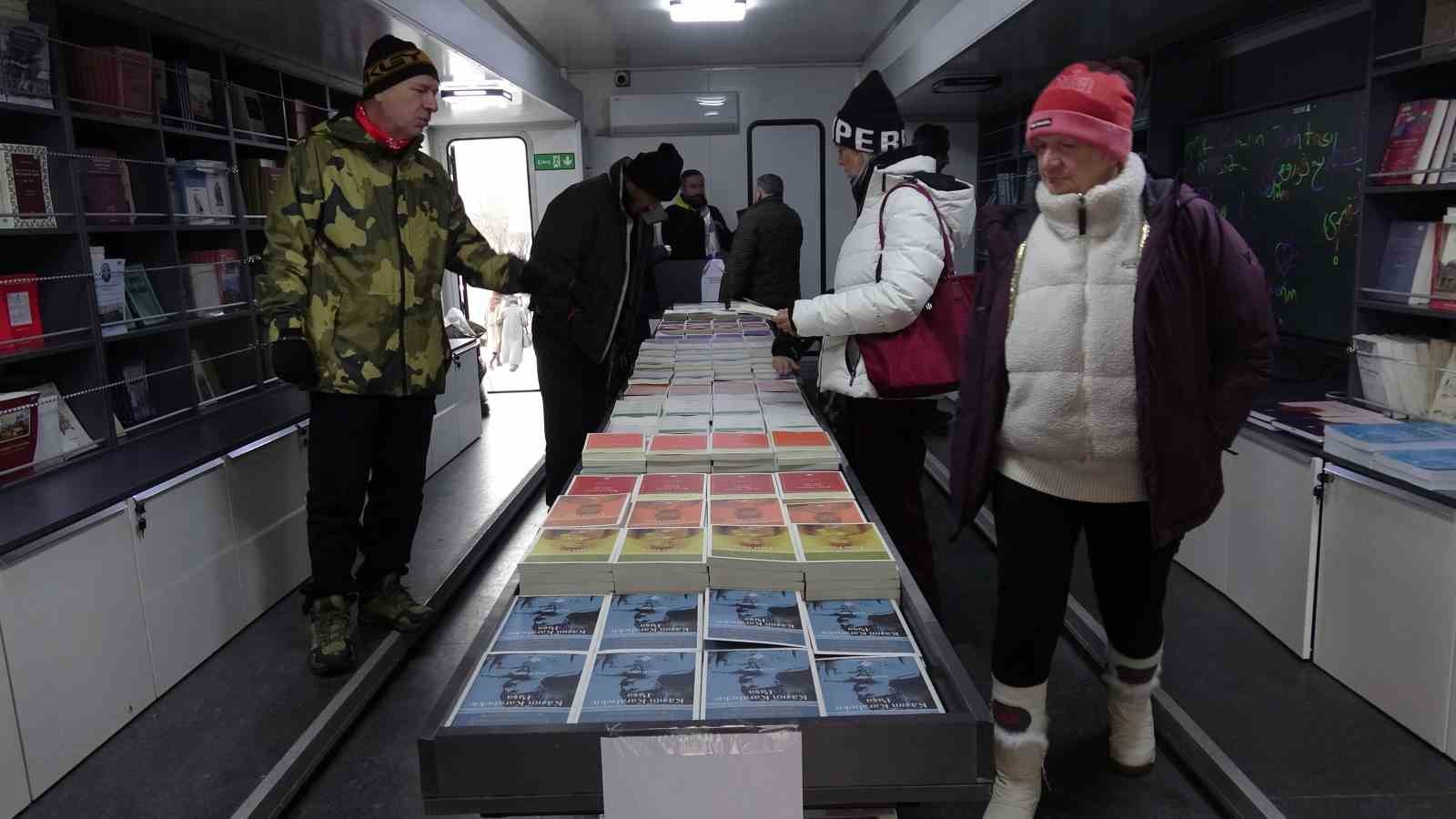 Mobil kitap mağazasına vatandaşlardan yoğun ilgi
