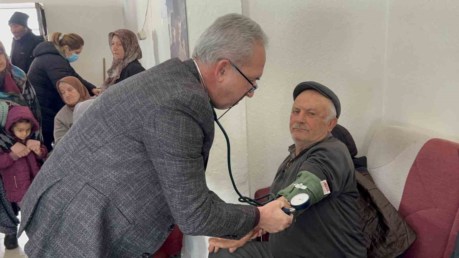 Mobil sağlık timleri, köy köy gezerek sağlık dağıtıyor
Mobil sağlık timleri, köy köy gezerek sağlık dağıtıyor