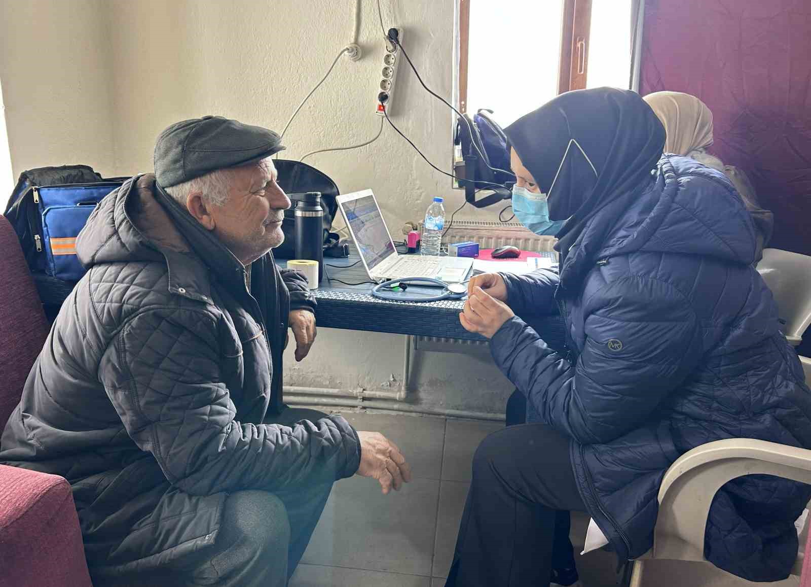 Mobil sağlık timleri, köy köy gezerek sağlık dağıtıyor
Mobil sağlık timleri, köy köy gezerek sağlık dağıtıyor