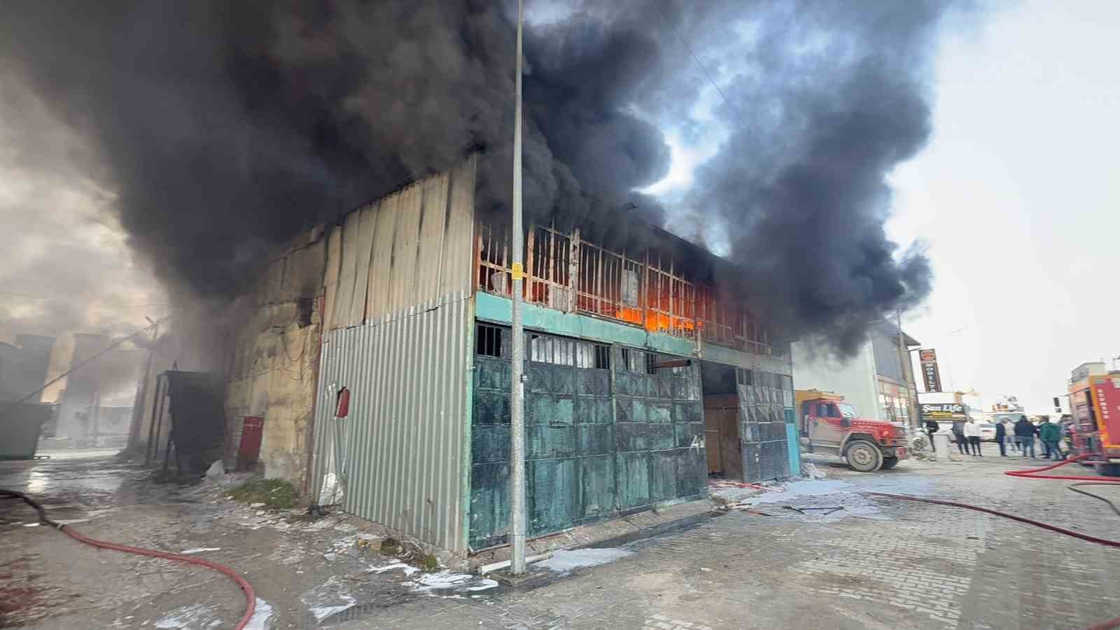 Mobilya atölyesi alevlere teslim oldu
