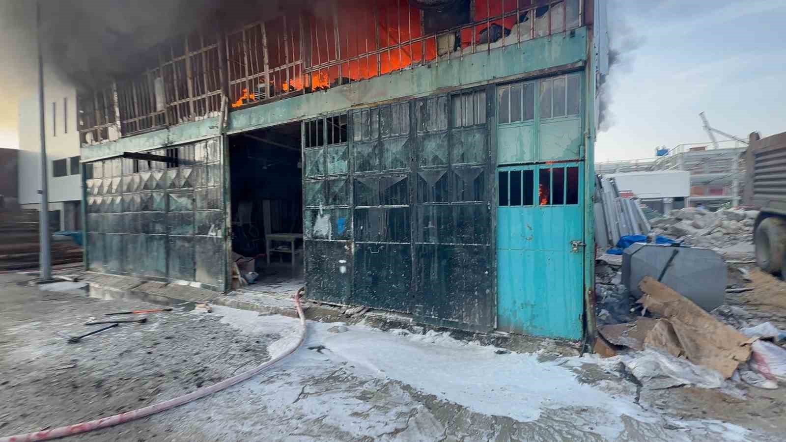 Mobilya atölyesi alevlere teslim oldu
