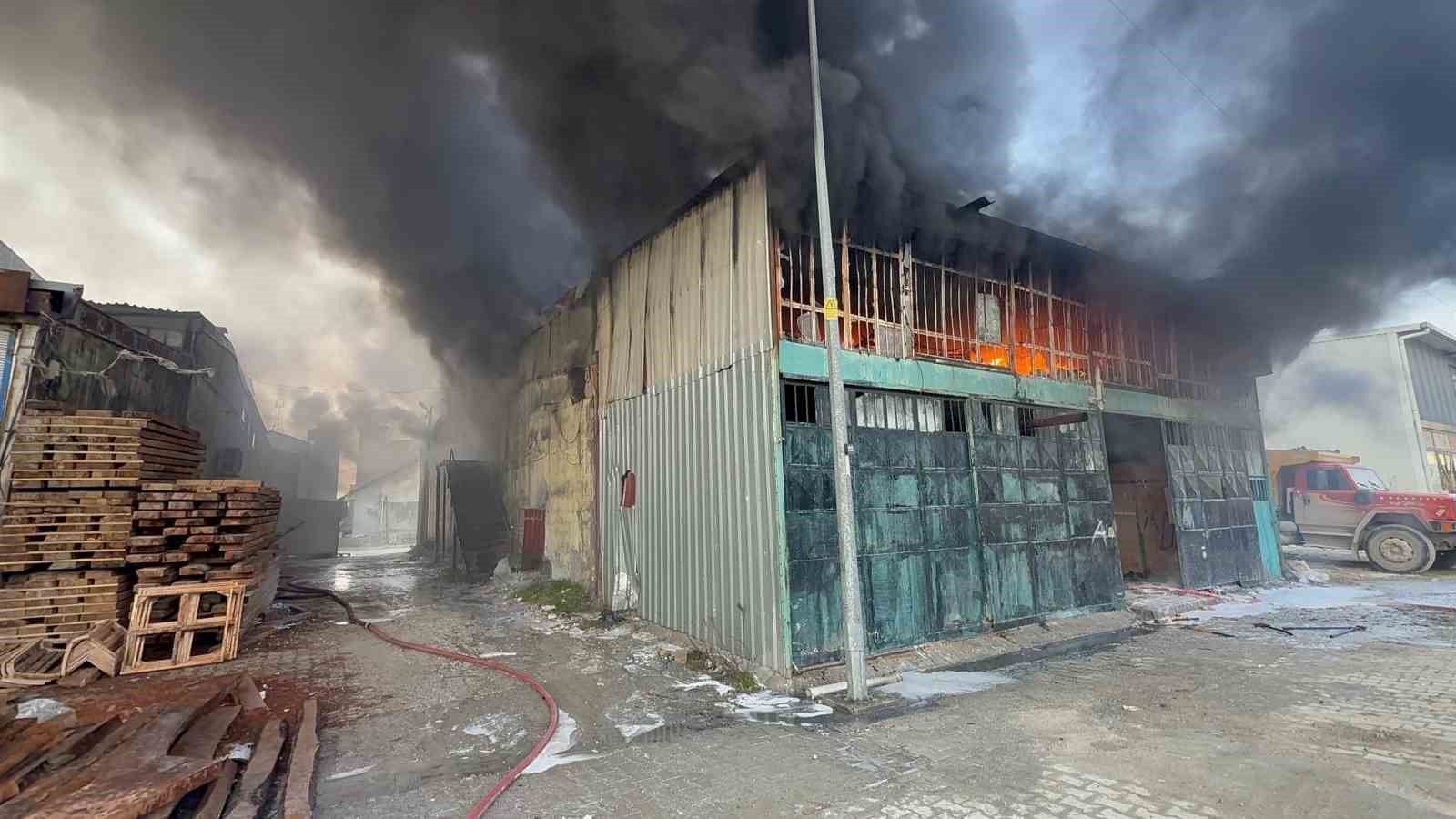 Mobilya atölyesi alevlere teslim oldu
