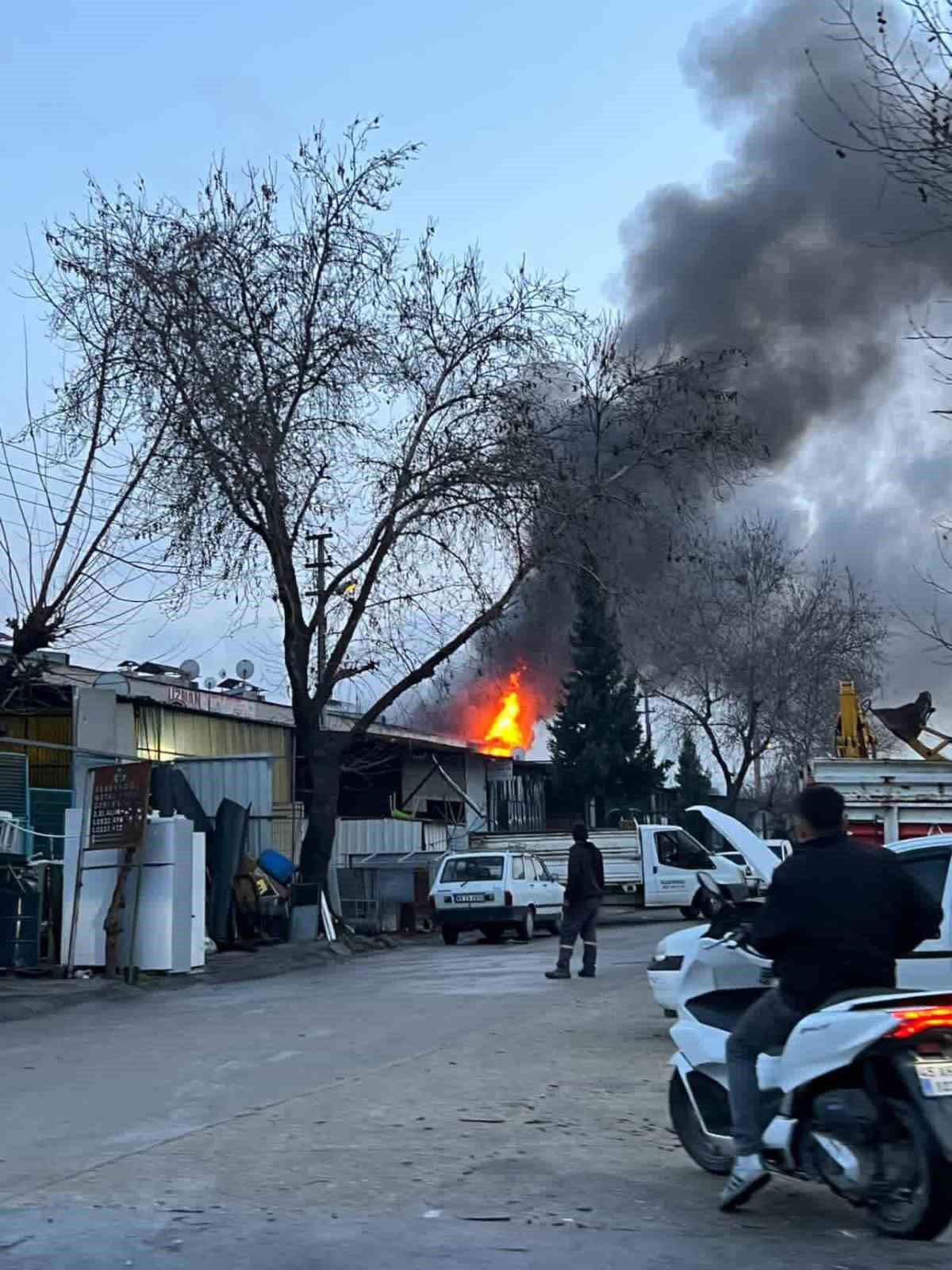 Mobilya atölyesinde çıkan yangında maddi hasar oluştu
