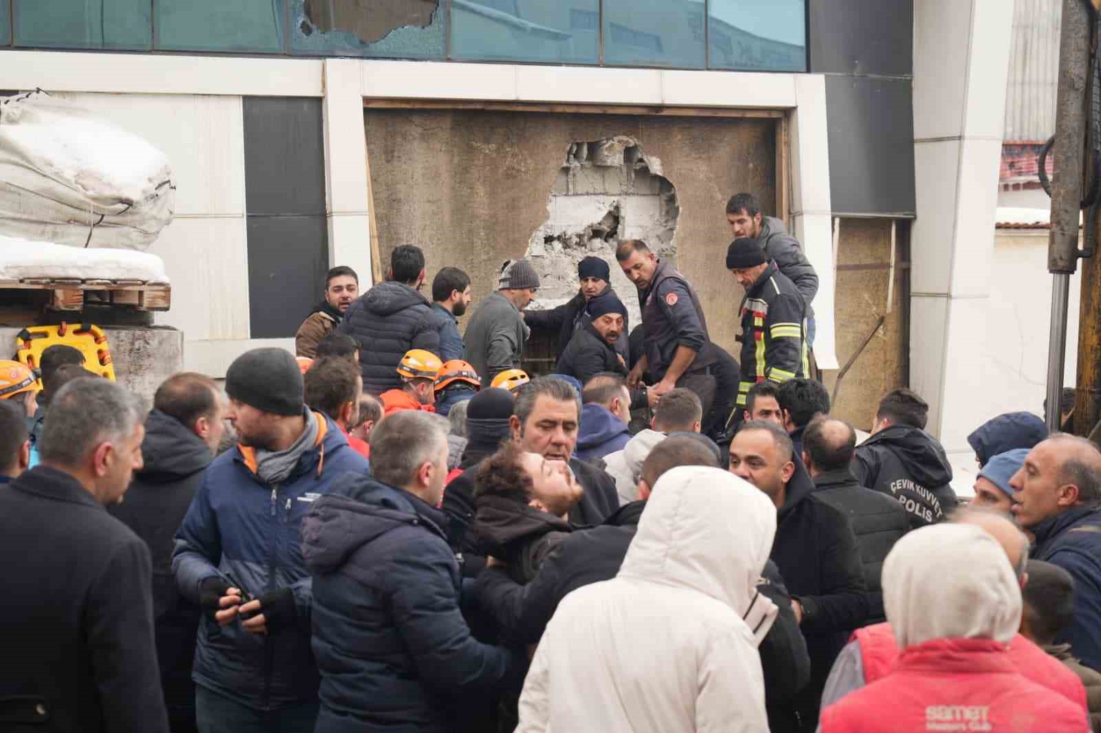 Mobilya fabrikasında yangın: 1 ölü, 1’i ağır 7 yaralı
