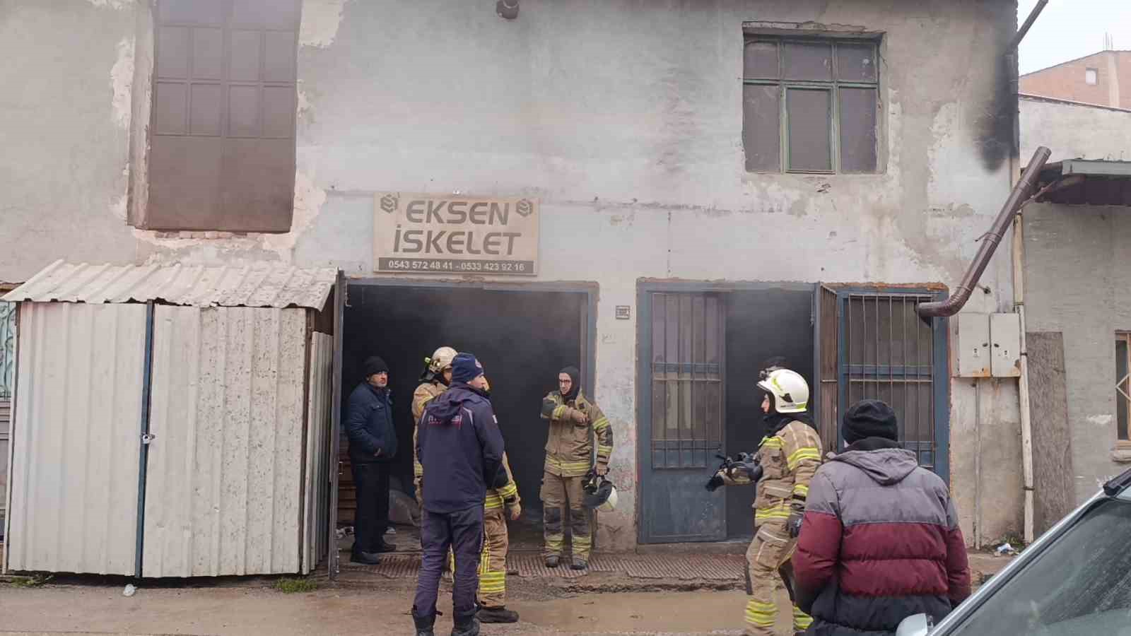 Mobilya imalathanesinde yangın
