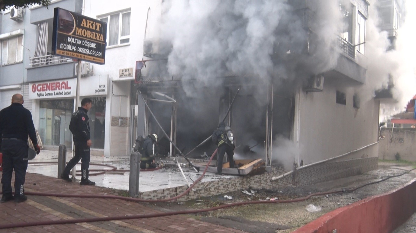 Mobilya imalathanesindeki yangında 3 kişi dumandan etkilendi
